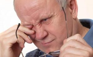 My father sometimes has some loss of vision for around 15-20 minutes. What could be the problem?